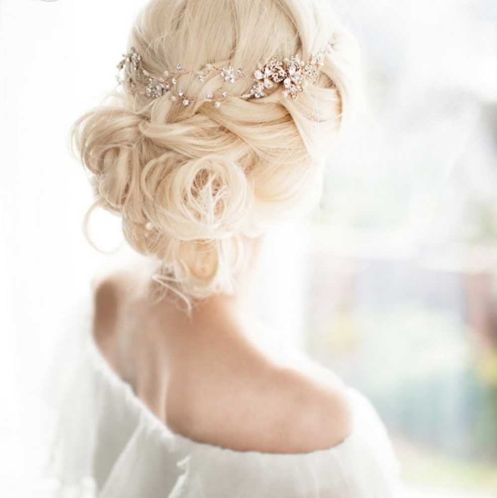 Elegant Gold Floral Hairpiece